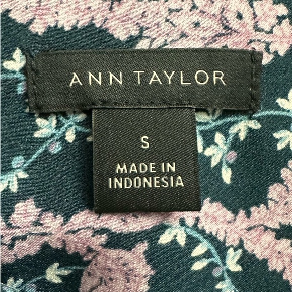 Ann Taylor Women's Button-Down Blouse
Small Floral Print Long Sleeve Shirt - Picture 5 of 6